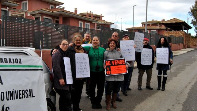 A las puertas de la casa de Monago, pidiendo 'pan, trabajo y techo' tras un desahucio.